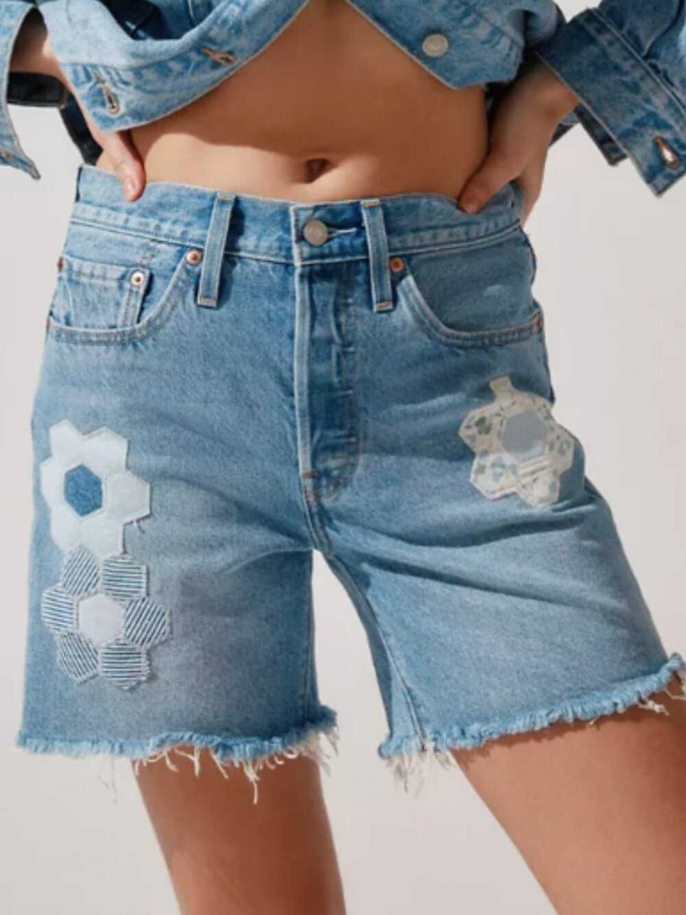 Levi's Geo Floral BUTTON FLY Mid Thigh Frayed Hem Denim Shorts Women's Size 25